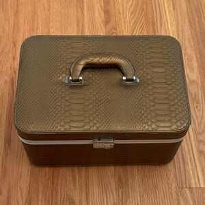 Vanity makeup travel trunk box with protective feet and top handle